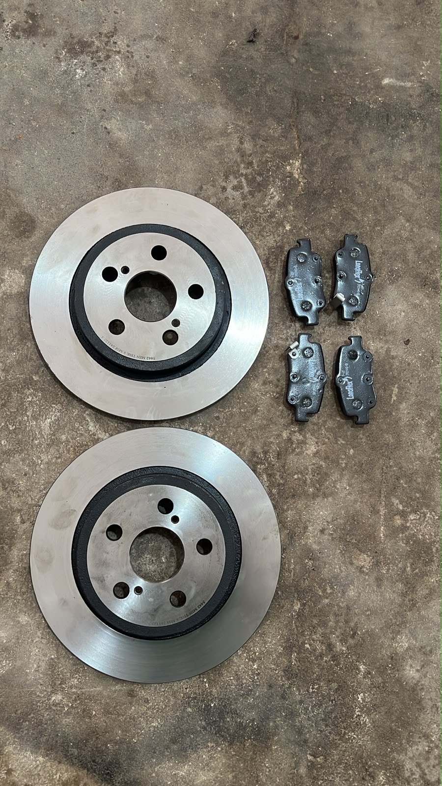 Discos e pastilhas de freio novos instalados pela RB Car