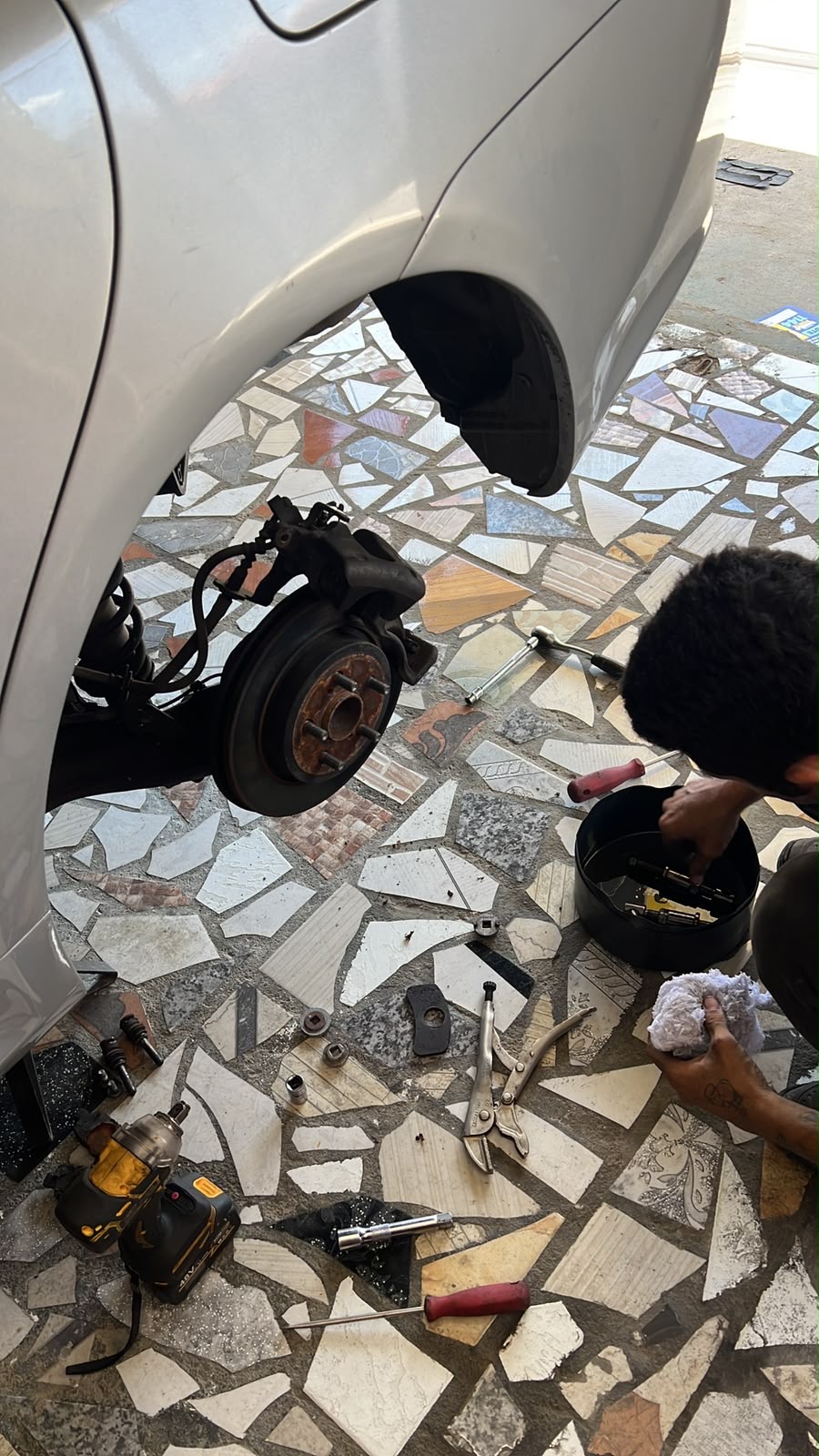 Mecânico da RB Car trabalhando no freio de um veículo