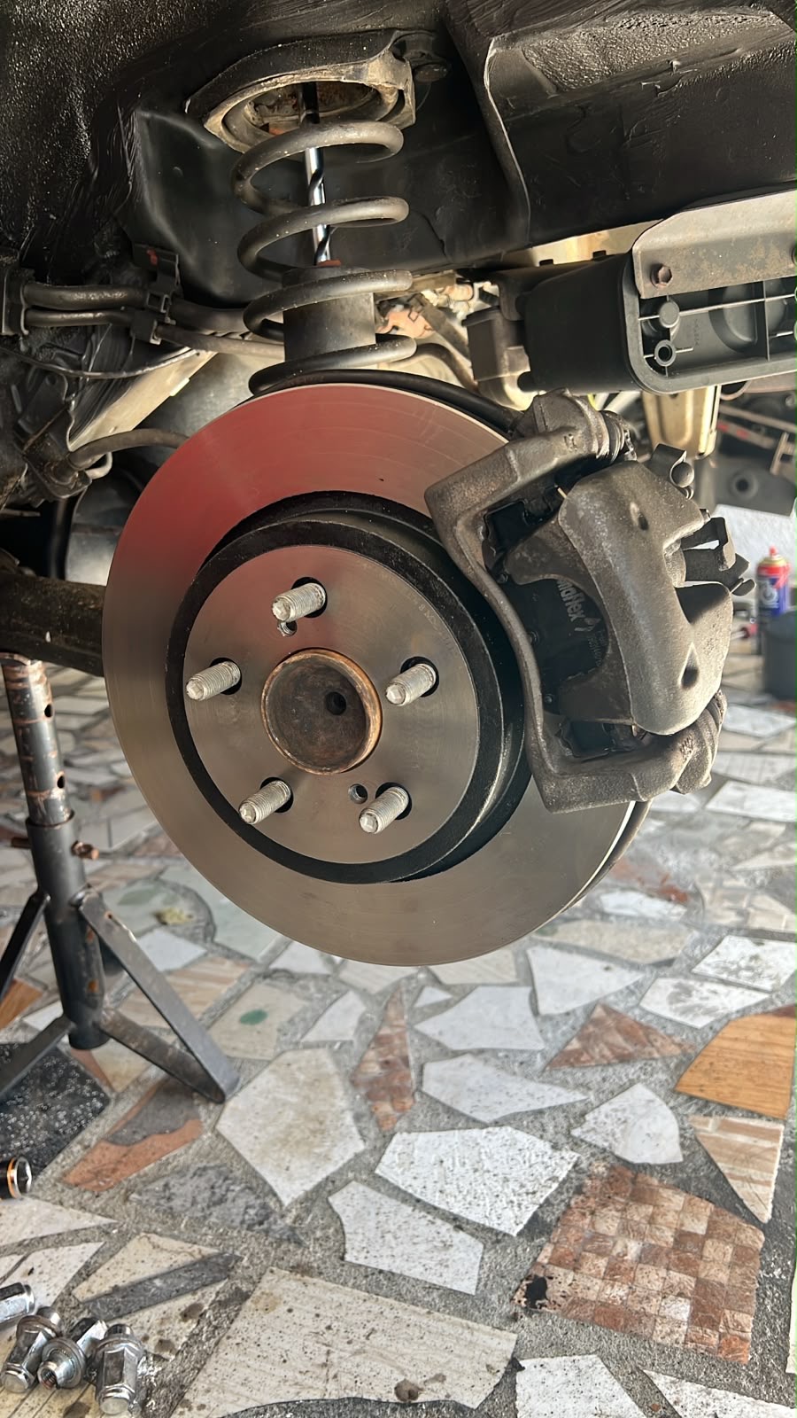 Disco de freio e caliper durante troca de pastilhas na RB Car